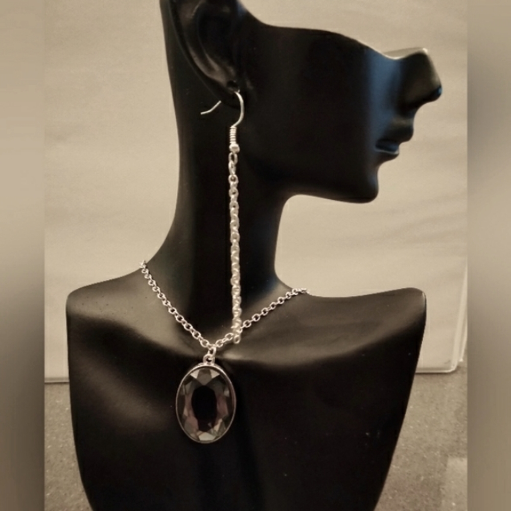 New with tags necklace/earrings